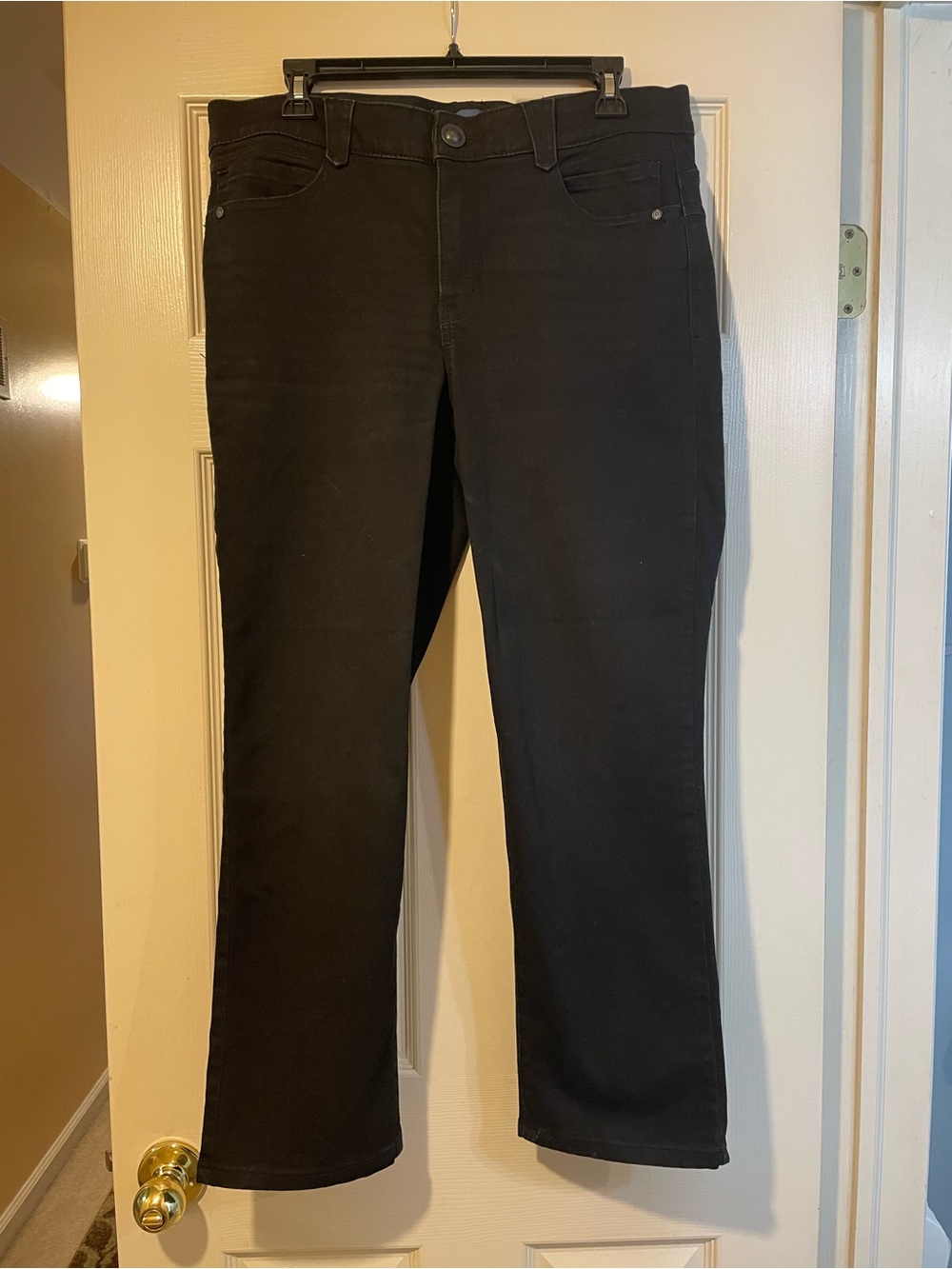 Democracy Women's Black Straight-Leg Jeans. 14p. 27” inseam